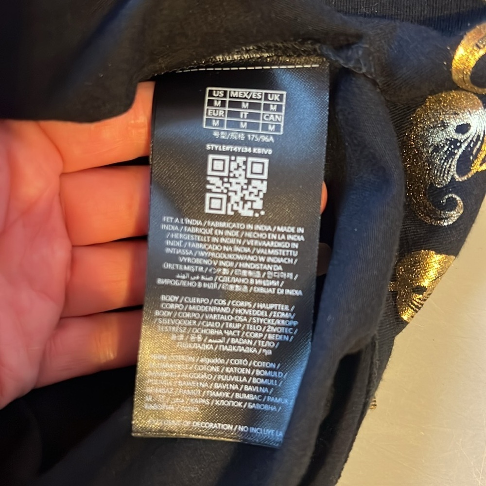 GUESS Black Tee with Gold Baroque Design M - Picture 5 of 5